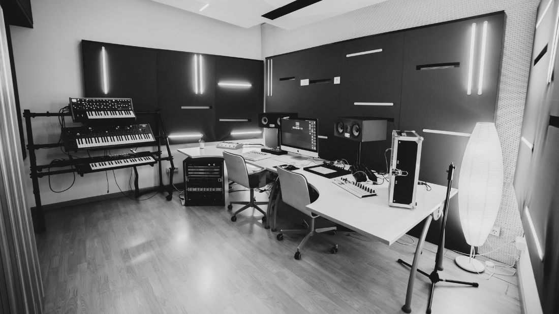 estudio EMA en blanco y negro